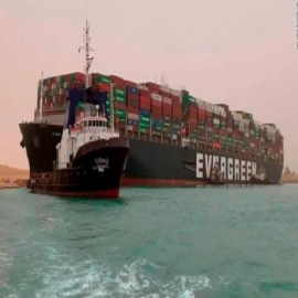 Atasco de barcos en el canal del Suez por un un enorme portacontenedores