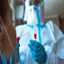 Biólogo y divulgador científico explica la «inutilidad» de los test PCR