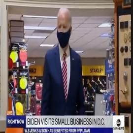 Biden se muestra desorientado en un local comercial y su equipo lo ayuda a evadir a la prensa