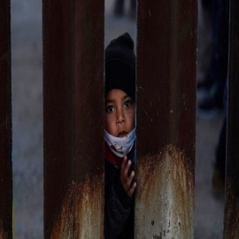 Horror en la frontera: traficantes de niños se benefician de las políticas migratorias de Biden (VIDEO)