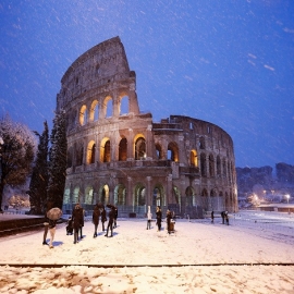 El Coliseo y la plaza de San Pedro bajo un manto blanco: las fotos de Roma cubierta de nieve