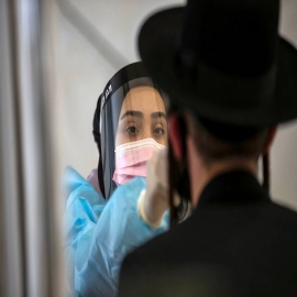 Qué dicen los expertos sobre el rebrote en Israel, el país más vacunado del mundo contra el COVID-19Por primera vez desde abril, hubo más de 100 casos en un día y el gobierno reimplantó la obligación del uso de mascarillas en dos localidades. ¿Es una