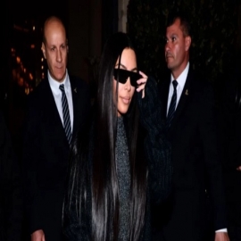 Kim Kardashian impacta con un look transparente