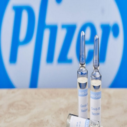 Los vacunados podrían causar ‘eventos adversos graves’ a los no vacunados, simplemente tocándolos o respirando cerca, indica documento de Pfizer