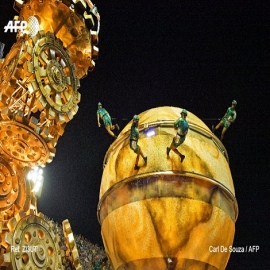Las mayores escuelas de samba participan de su primera noche de desfile en el carnaval de Rio de Janeiro