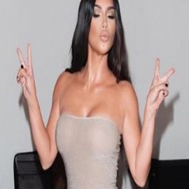Kim Kardashian se muestra en una muy atrevida foto en bikini rosado