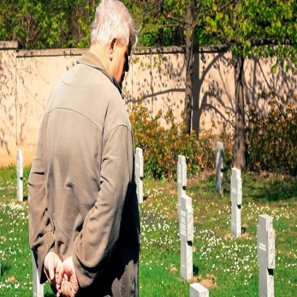 Un hombre encuentra en un cementerio su propia tumba y sospecha que es obra de su exmujer