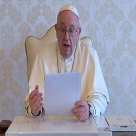 Papa Francisco a los jóvenes: San Juan Pablo II les enseñará a cuidar sus familias