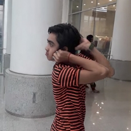 "El búho humano": Asombroso niño de 14 años es capaz de girar su cabeza 180 grados