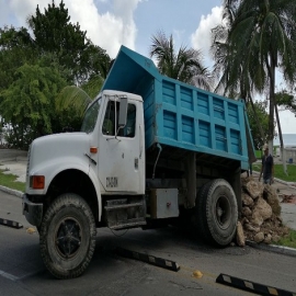 Hundimientos y socavones ponen en peligro a camiones de Chetumal