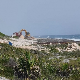 Cancún: Dragan costa de Chemuyil para construir caleta artificial