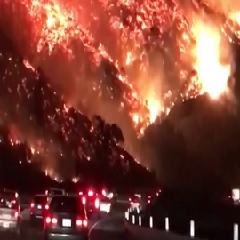 'Autopista al infierno': Captan terroríficas imágenes del voraz incendio en California