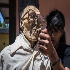 Visita a Toraja, la región de Indonesia en la que los vivos conviven con los muertos