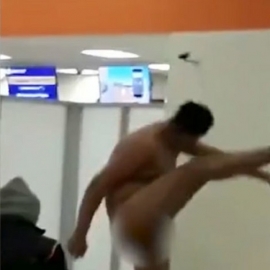 Un mexicano desnudo baila el cancán en público en un aeropuerto de Moscú