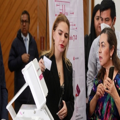 El INE de México presenta la urna electrónica que se utilizará en futuros procesos electorales