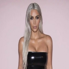 Kim Kardashian sorprende con transparencias y peluca rubia