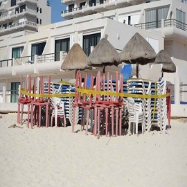 Retiran mobiliario instalado de manera irregular en Playa Marlín de Cancún