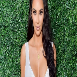 Kim Kardashian ganó demanda a marca de ropa y muestra su cuerpo en un diminuto bikini