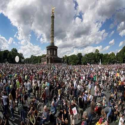 Miles de personas marcharon en Berlin y acusaron a la OMS y a Bill Gates de montar una “estafa” con el Covid19