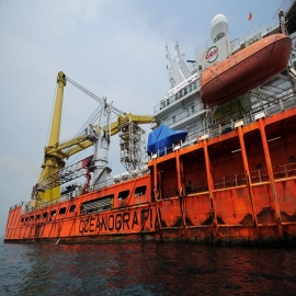El buque “Titán II”, propiedad de Oceanografía, se incendia en Ciudad del Carmen