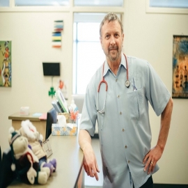 El ‘Dr. Paul’: Cómo un pediatra respetado perdió su licencia médica por apoyar el consentimiento informado de las vacunas