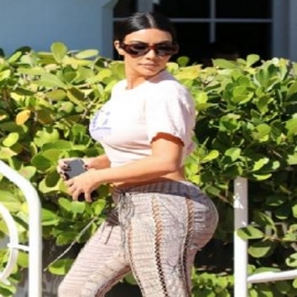 Kim Kardashian muestra sus curvas en atuendos ajustados y braless