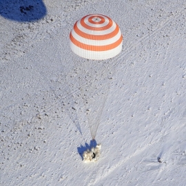 El impresionante aterrizaje de tres astronautas luego de 139 días en la Estación Espacial Internacional