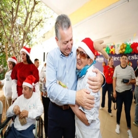 El Alcalde Alejandro Ruz y su esposa Verónica Cetina comparten buenos deseos y momentos de felicidad con las personas mayores.