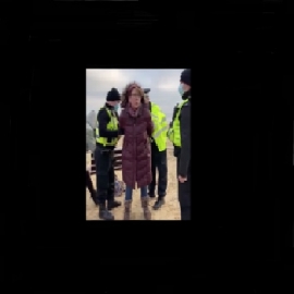 Esto es una locura: La Policía detiene a varias personas en el Reino Unido por tomar café paseando al lado de la playa o sentadas en un banco por comportamiento “antisocial”