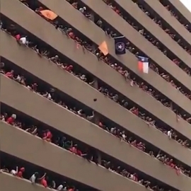 El video viral del sombrero caído de un octavo piso y su increíble "rescate en equipo"