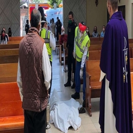 Hombre fallece de rodillas frente al altar de iglesia
