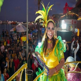 Mara Lezama vive la alegría del carnaval con cozumeleños