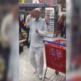 Un carismático anciano deslumbra con su contagioso baile a la clientela de un supermercado