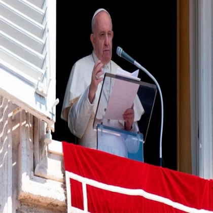Papa Francisco pide no reducir la Cruz a objeto supersticioso o joya de adorno