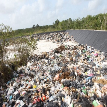 Camión de basura deja Mahahual "nadando" entre los residuos