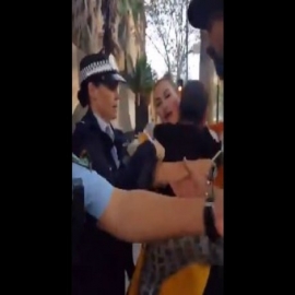 La dictadura se ha instalado en Australia: Detienen a una mujer que iba con su hijo pequeño por llevar carteles de protesta