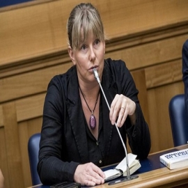 Italia. La diputada Sara Cunial denunció en el Parlamento a Bill Gates como genocida y constructor de la «plandemia» del Covid-19