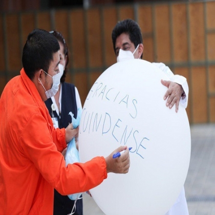 A iniciativa del personal médico, pacientes dados de alta del Hospital temporal del Centro de Convenciones Yucatán Siglo XXI liberan un globo blanco como símbolo de su recuperación del Coronavirus 