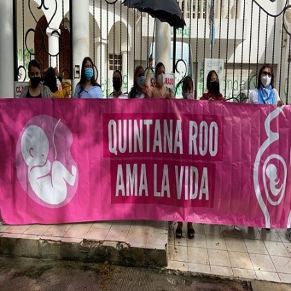 Quintana Roo: Activistas Provida "clausuran" oficinas de Derechos Humanos