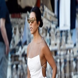 Kourtney Kardashian arrasa con minivestido asimétrico en Italia