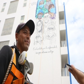 Mural hace honor al personal médico que lucha contra la COVID