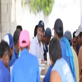El Gobernador Mauricio Vila Dosal celebró junto a albañiles el Día de la Santa Cruz
