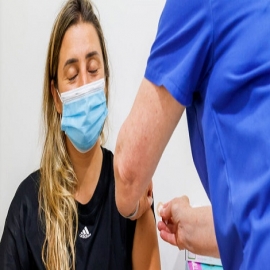El organismo de salud australiano dice que se pueden necesitar de 4 a 5 inyecciones para permanecer ‘totalmente vacunado’