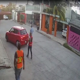 Cancún: Hombres armados despojan a conductor de su automóvil frente a su familia (video)