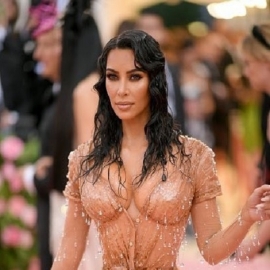Gala Met 2019: Kim Kardashian apuesta por un look efecto mojado en homenaje a Sofía Loren