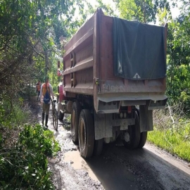 Cancún: Sorprenden a volqueteros que pretendían dejar escombros en área protegida