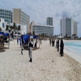 OPERATIVO PARA RECUPERAR PLAYA GAVIOTA AZUL: Retiran palapas, camastros y otras restricciones con las que particulares se apropiaron de arenales en Cancún