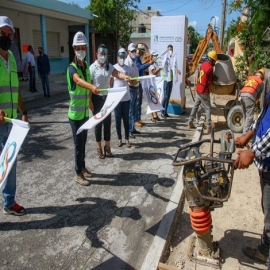 ¡Banderazo! Laura Fernández pone en marcha la construcción de banquetas y guarniciones en Puerto Morelos