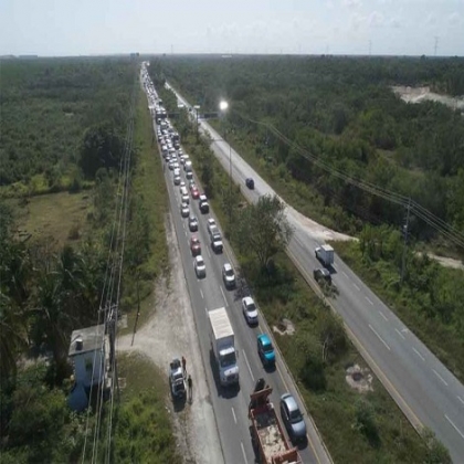 Cancún: Exigen solución al socavón sobre carretera federal en la Riviera Maya