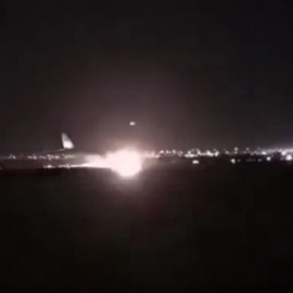 Aterrizaje en llamas: Un avión con 140 pasajeros se arrastra con su morro por la pista